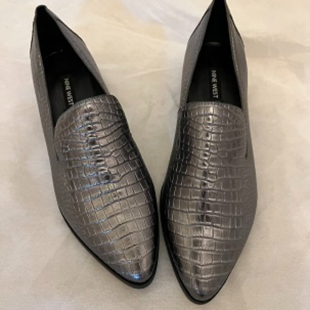 NWOB Nine West Women's Pointy Loafers on Silver Size 7 M